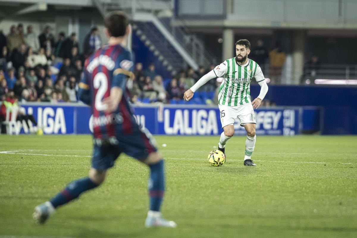 Xavi Sintes, durante el encuentro del Córdoba CF frente al Huesca.