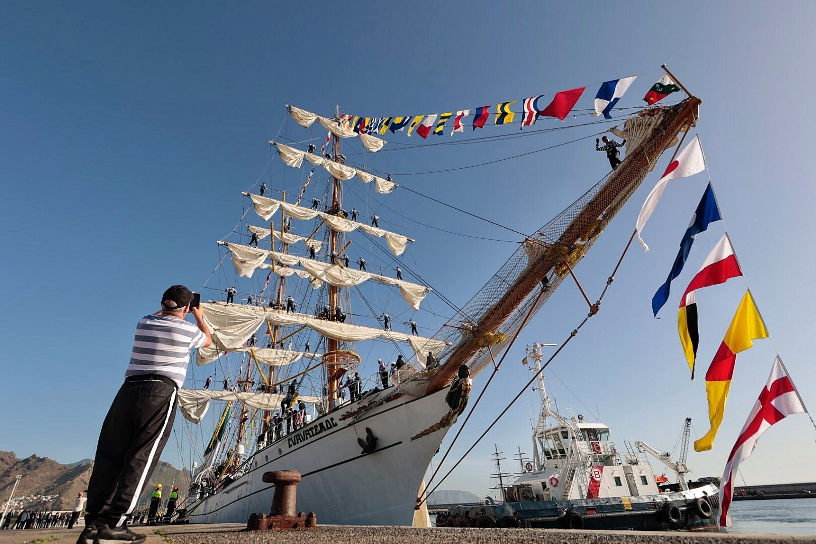 Llegada al Puerto de Santa Cruz del buque escuela mejicano Cuauhtémoc