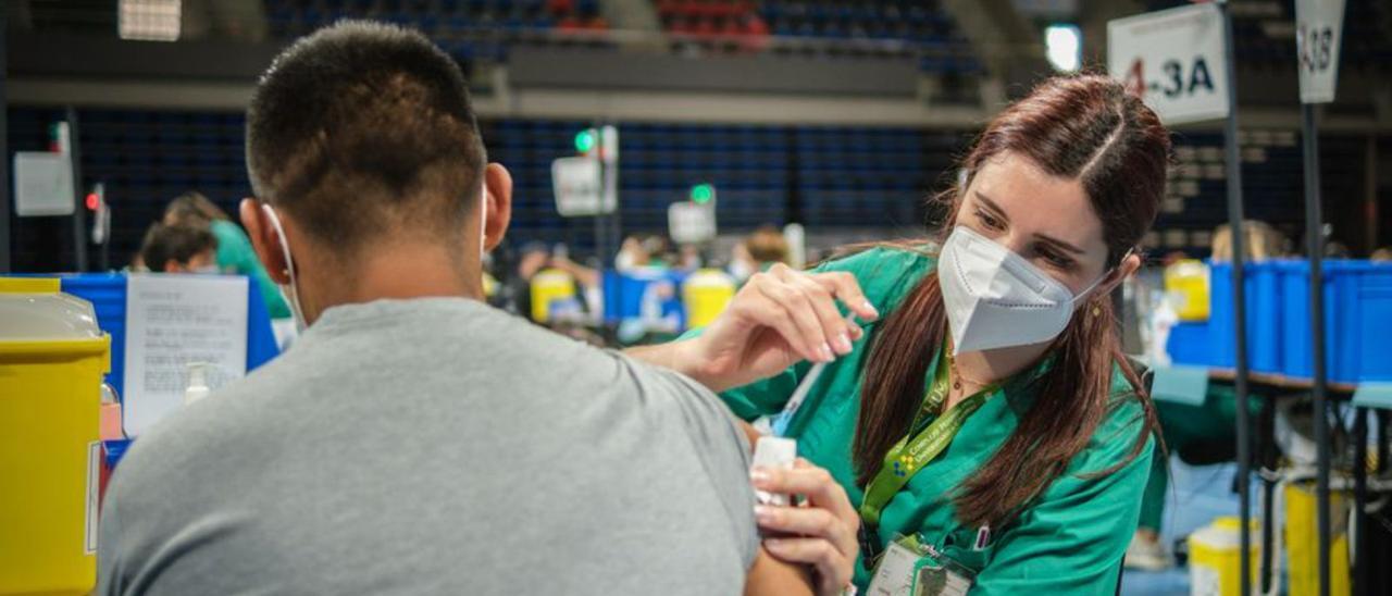 Una sanitaria vacuna a un joven en el Santiago Martín de La Laguna.