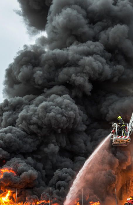 Más de una veintena de bomberos trabajaban anoche para sofocar el complicado incendio.