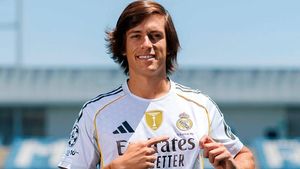 Álvaro Carreras ya pisa el césped con la camiseta del Real Madrid
