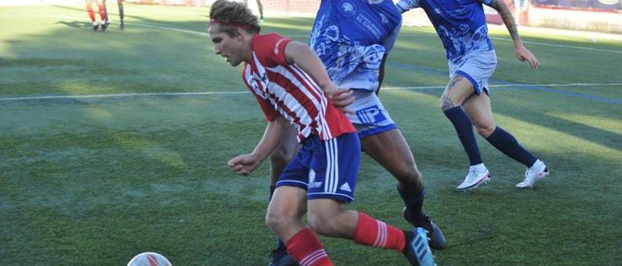Javi Pereira intenta eludir a dos futbolistas del Ourense CF. | // RAFA VÁZQUEZ