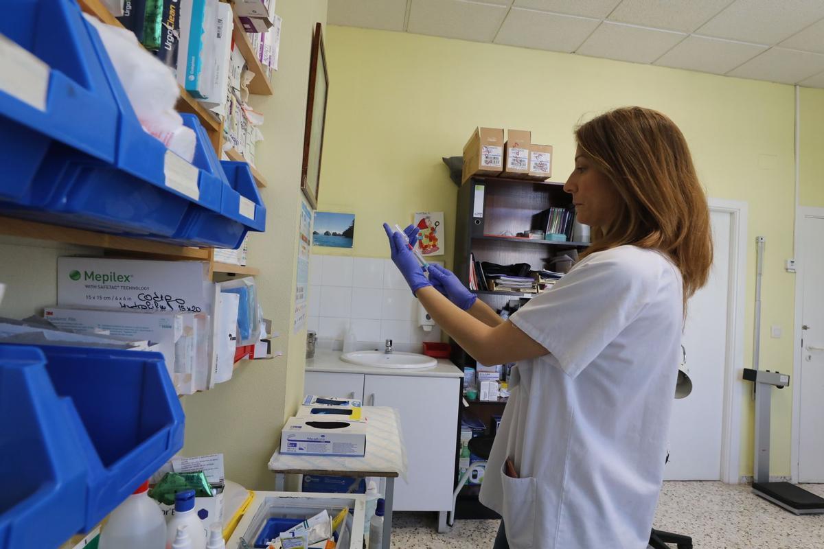 Una enfermera prepara la medicación para un paciente en la consulta.