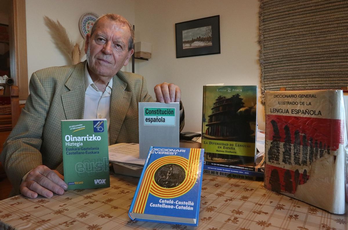 José Antonio Sierra, con diccionarios de lenguas cooficiales y la Constitución española.
