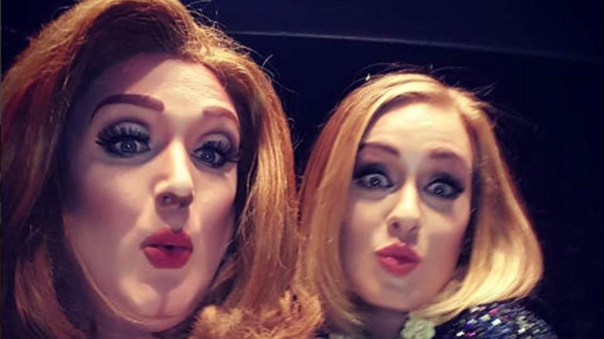 Adele y su doble 'drag queen', cara a cara en el escenario.