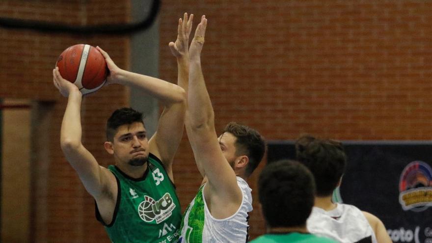 Roberto Merino, con el balón en un partido del UCB de baloncesto de la pasada temporada.