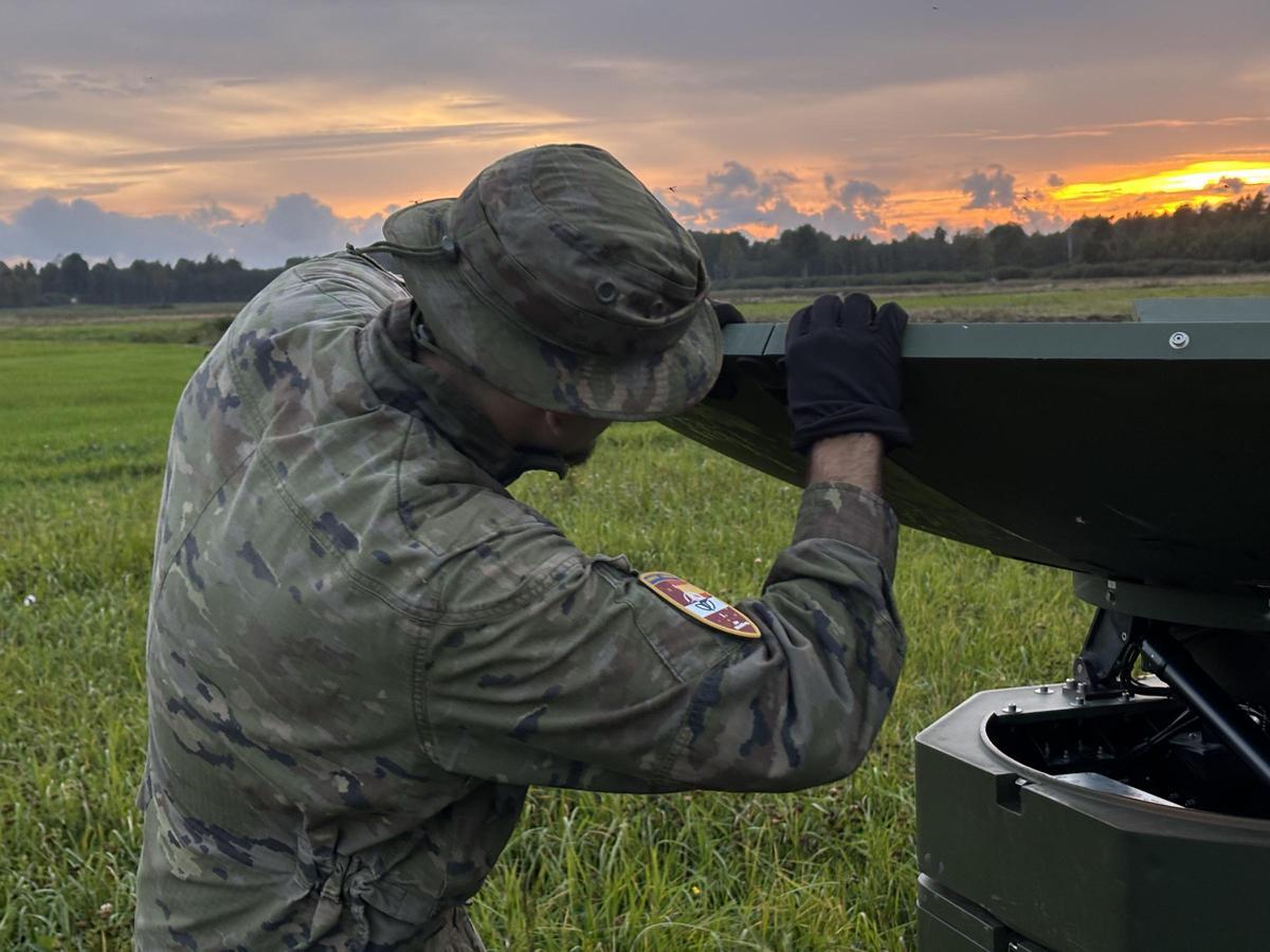 Un soldado español opera con una batería de defensa antiaérea Nasams en Letonia