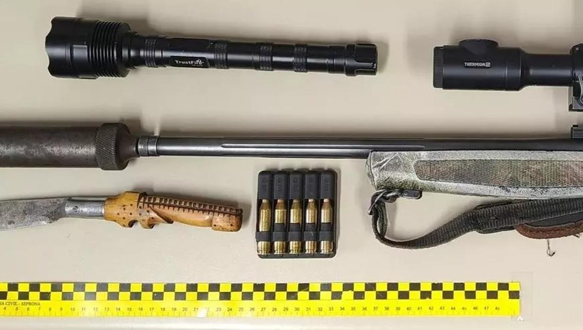 Armas y otros materiales intervenidos a los detenidos por furtivismo.