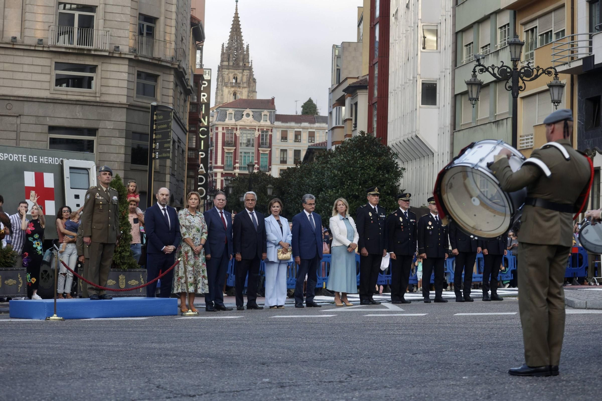 EN IMÁGENES: Así fue el izado de la bandera de España en la plaza de la Escandalera de Oviedo