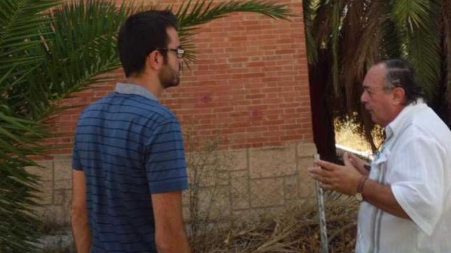 El concejal junto al representante vecinal, ayer, frente al mural.