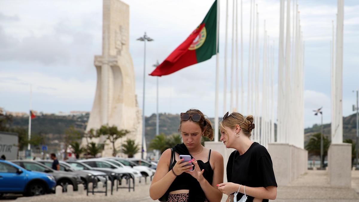 Dos turistas pasean por Lisboa
