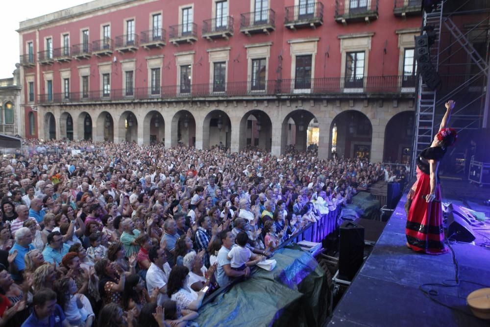 Rodrigo Cuevas en la plaza Mayor de Gijón