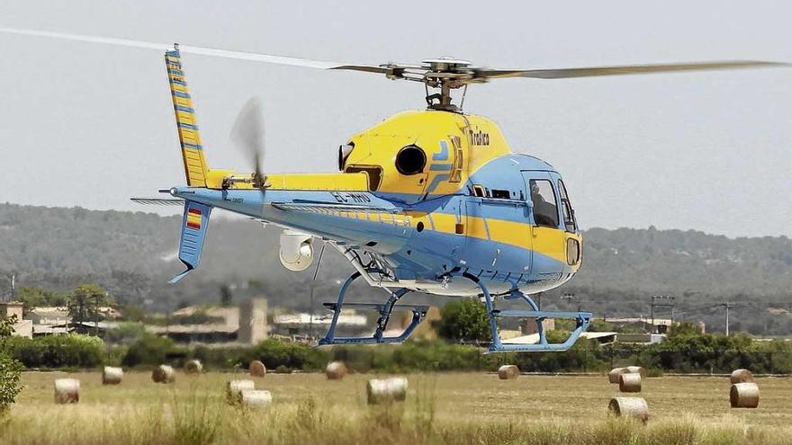 El helicóptero de la DGT en la base de Son Sant Joan.