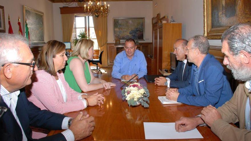 La consejera Isabel Blanco, reunida en la Diputación antes de visitar Camarzana.