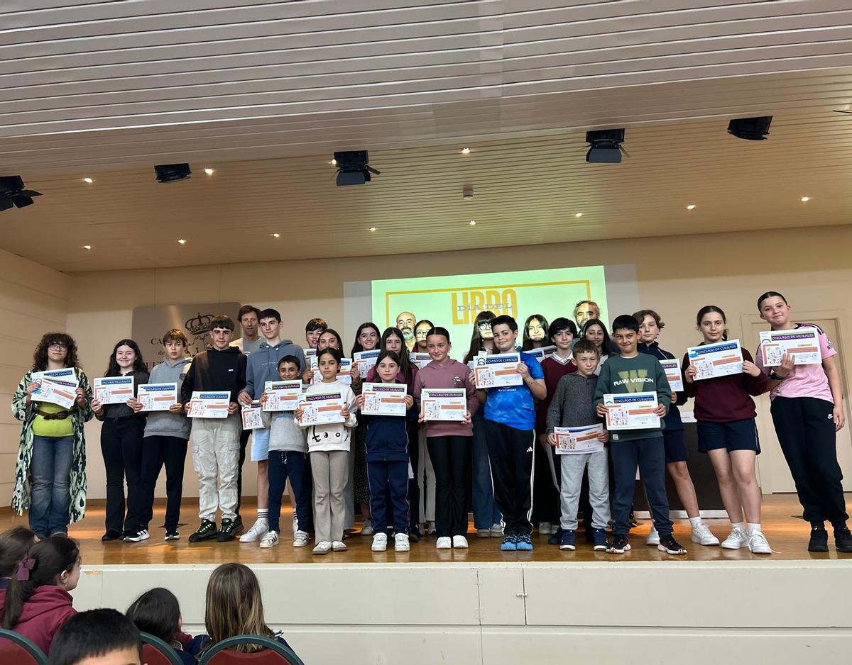 Los premiados en el Concurso de cuentos y murales del Día del libro en Ribadesella.