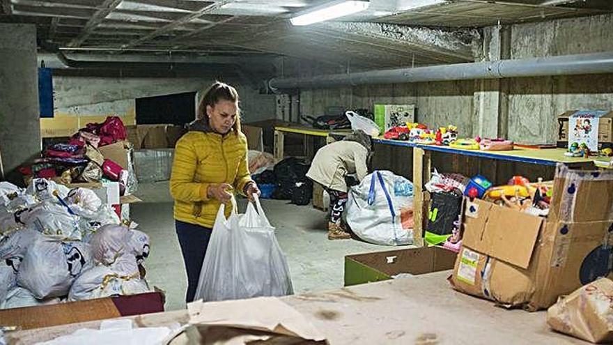 Voluntarias de ASEA en dependencias del Centro Cívico empaquetando juguetes para su reparto.