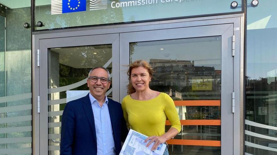 José Luis Hernández Merchán y Clara San Damián, en la sede de la Comisión Europea en Bruselas.