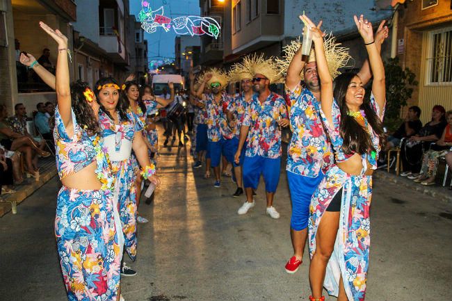 Desfile multicolor de las comparsas en Bigastro
