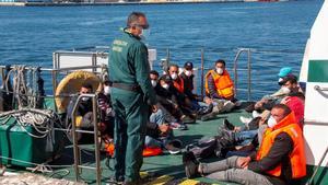 Agentes de la Guardia Civil trasladan al puerto de Motril (Granada) a un grupo de inmigrantes magrebís interceptados en una lancha neumática frente a la costa granadina.
