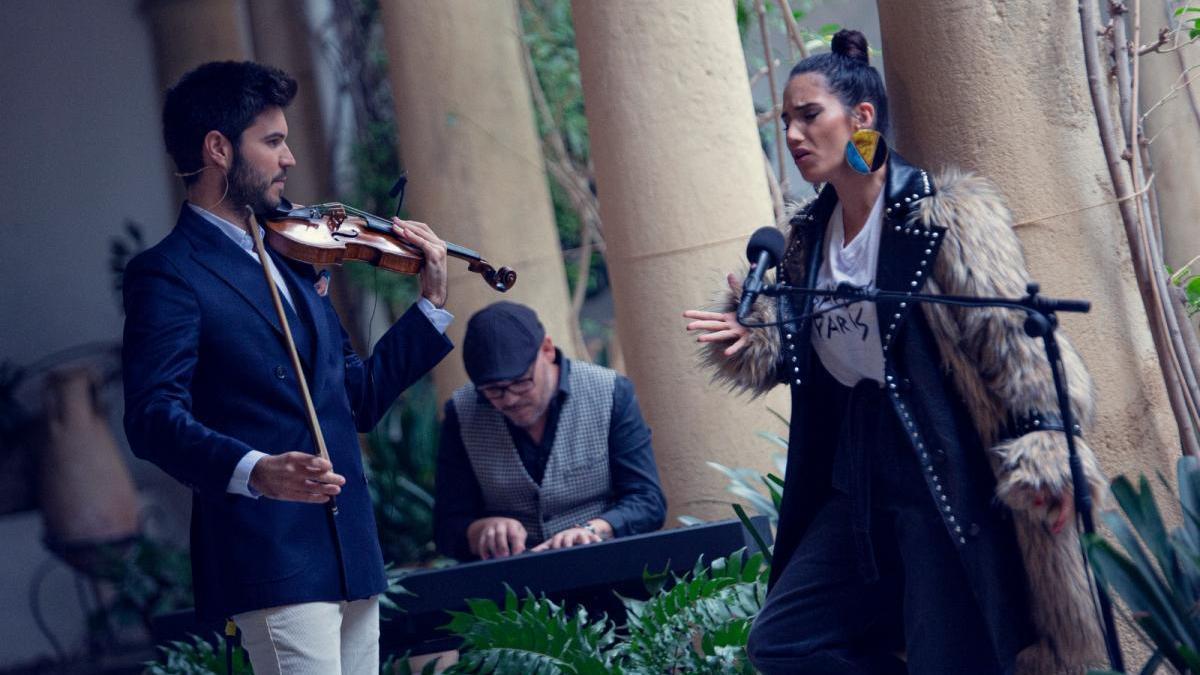 India Martínez y Paco Montalvo graban en Medina Azahara un capítulo de &#039;Un país para escucharlo&#039;