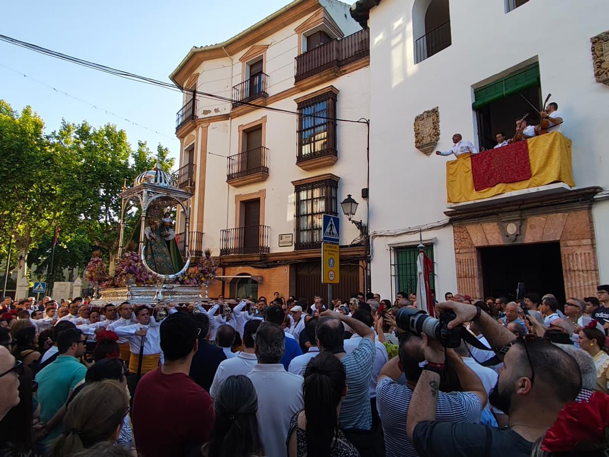 Una multitud acompaña a la Virgen de Araceli en la romería de subida