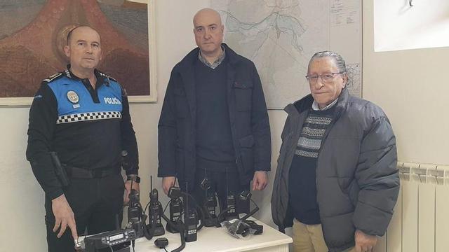Alonso, Gómez y Domingo presentan la nueva emisora de la Policía. | C. T.