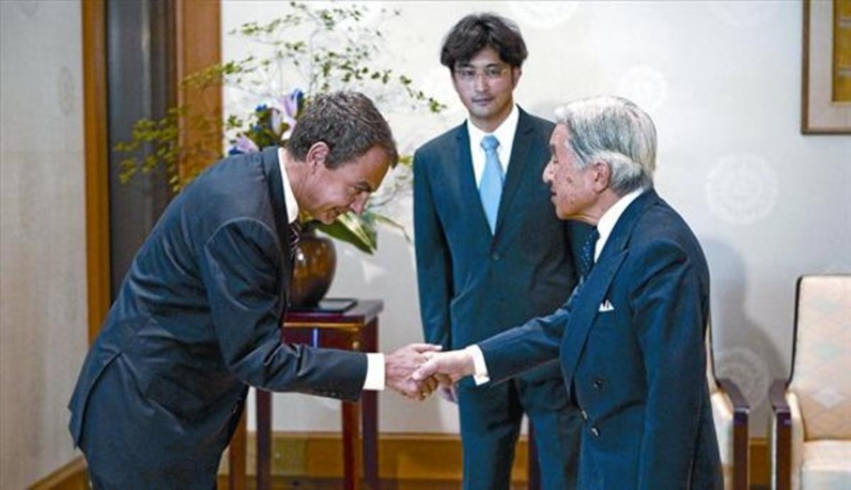 José Luis Rodríguez Zapatero s’inclina davant l’emperador del Japó, Aki Hito, ahir, a Tòquio. José Luis Rodríguez Zapatero s’inclina davant l’emperador del Japó, Aki Hito, ahir, a Tòquio.