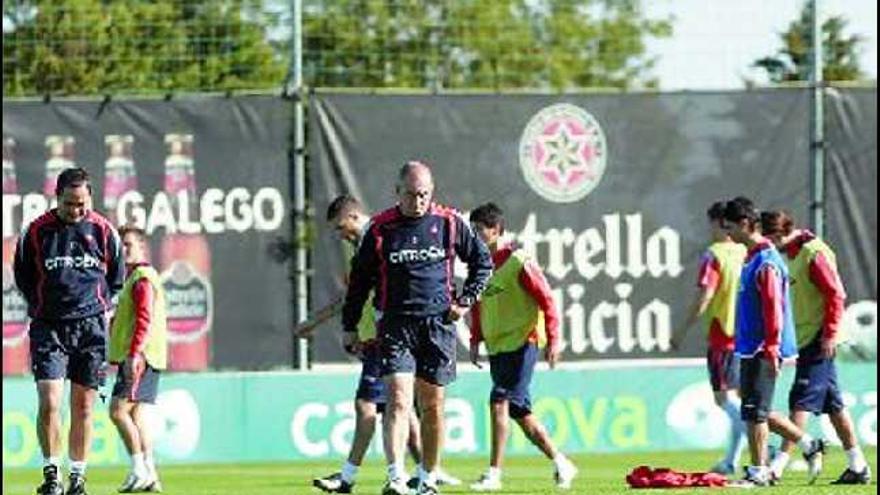 Antonio López, en el centro, y su segundo, José Luis Mosquera, durante el entrenamiento de ayer. / marcos canosa