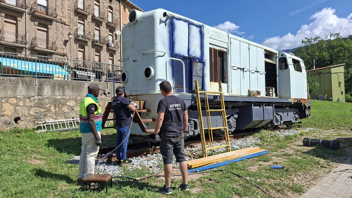 Operaris fent tasques de restauració de la màquina, aquest dilluns a Guardiola de Berguedà