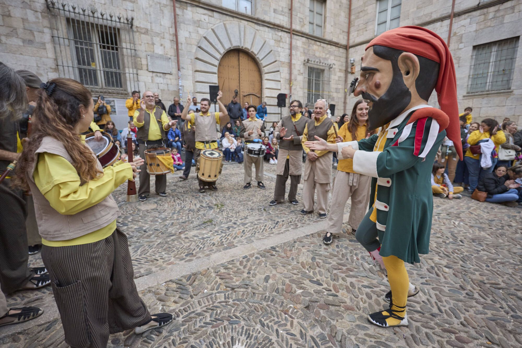 Les fotos de la passejada de capgrossos i gegants a la plaça de la catedral de Girona