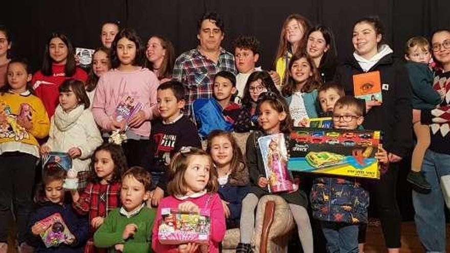 Niños y niñas de la parroquia de Granda, ayer, en la sede vecinal.