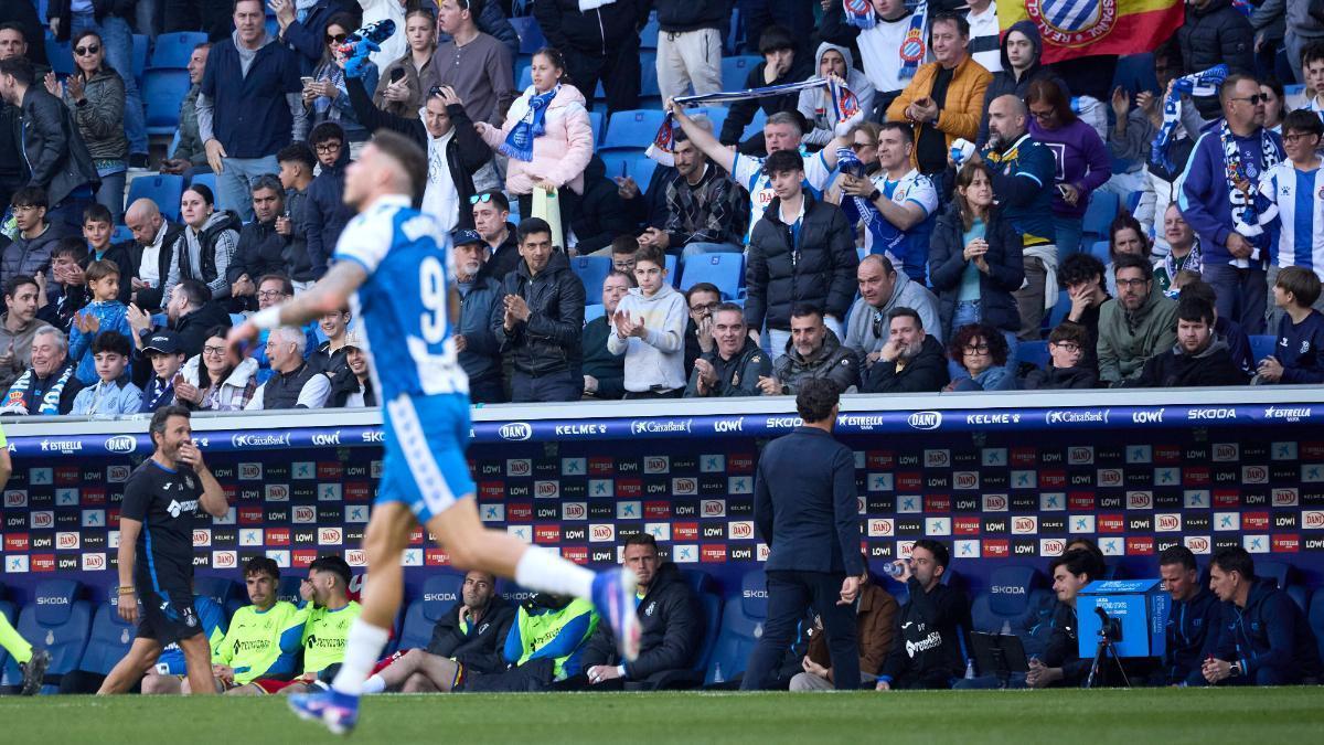Roberto Fernández celebra un tanto en el RCDE Stadium