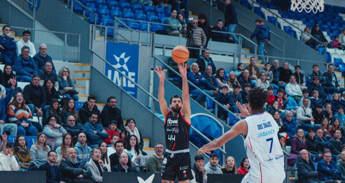 Vázquez lanza a canasta ante el Obradoiro.