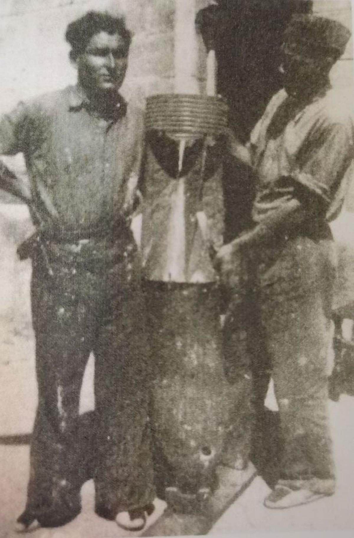 A la dreta, infants del Centro Español de Cervera, entre ells nens de Portbou i a l’esquerra el dibuix de Mauricio Collados, d’11 anys, narrant un bombardeig al seu poble. A baix, la bomba italiana caiguda a tocar el campanar i que no va explotar i, a la dreta, el passeig de la Sardana bombardejat. | EMPREMTES D’UNA GUERRA