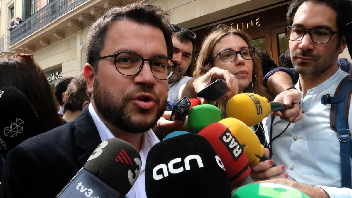 Pere Aragonès atendiendo a los medios de comunicación