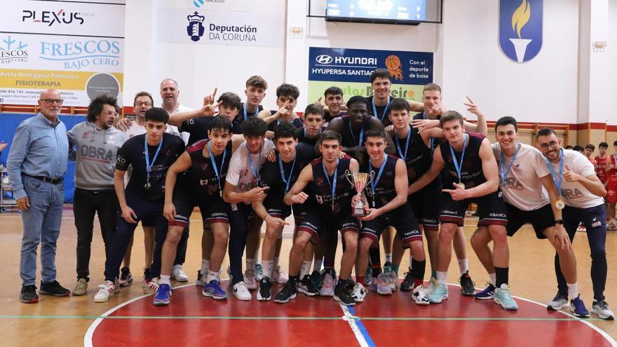 Los jugadores júnior del Obradoiro celebran el título de campeones