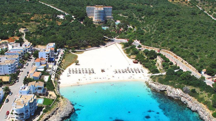 Die Hotelanlage befindet sich etwas versetzt hinter dem Strand von Cala Marçal.