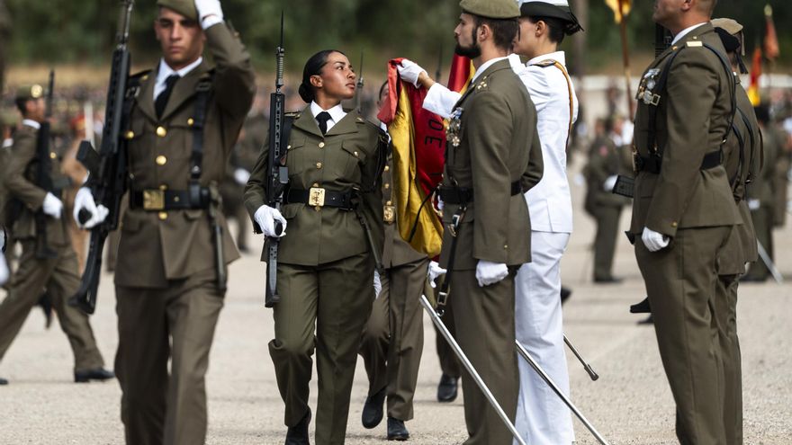 Multitudinaria jura de bandera en Cáceres con récord de mujeres soldado