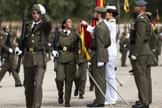 EN IMÁGENES | Multitudinaria jura de bandera en Cáceres con récord de mujeres soldado