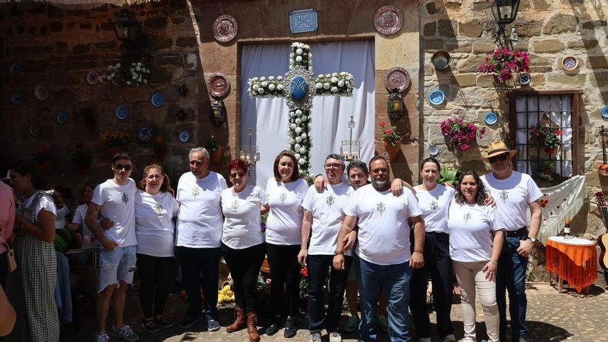 Una cruz de romero y rosas hecha por la hermandad de la Soledad obtiene el primer premio en Villafranca de Córdoba