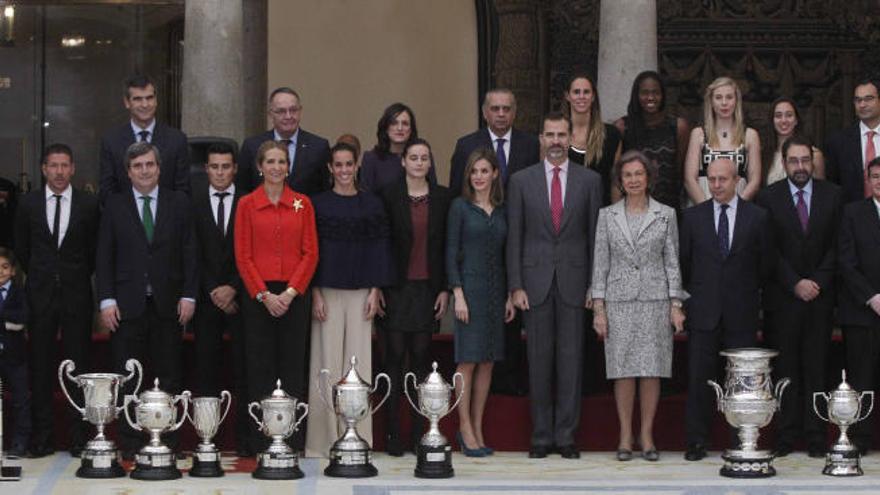 Alejandro posó orgulloso junto al resto de premiados.