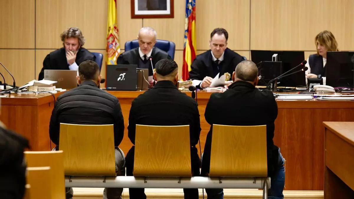 Un padre y sus dos hijos se enfrentan a 10 años de cárcel por acuchillar a un hombre por un destierro en Xirivella