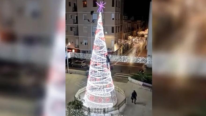 Un hombre destroza el árbol de Navidad de Mislata tras escalarlo y agrede a la policía