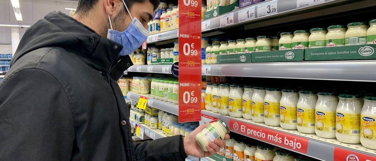 Un joven comprando en un supermercado Carrefour, en Valencia.