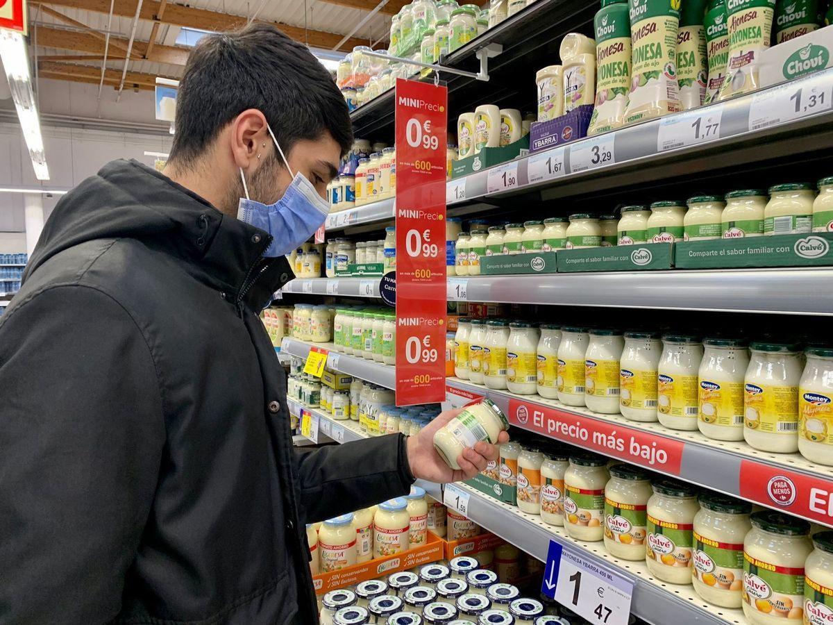 Un joven comprando en un supermercado Carrefour, en Valencia.