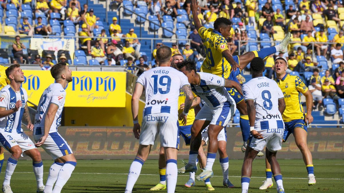 El jugador de la UD Las Palmas Essugo (3d) y el jugador del Leganés Tapia durante el partido de la jornada 37 de LaLiga EA Sports, penúltima del campeonato. EFE/ Angel Medina G.. (Las Palmas) (Leganes)