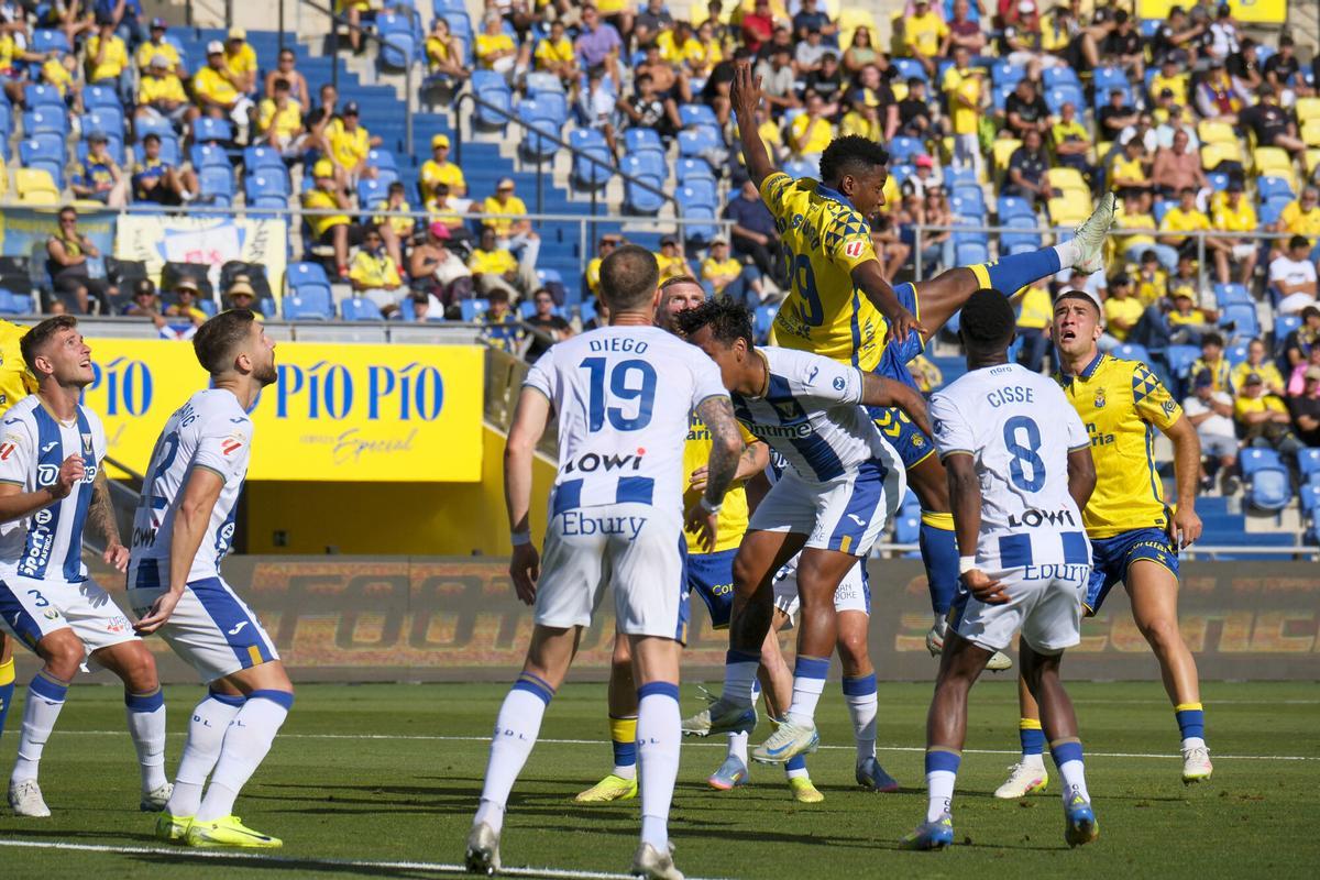 El jugador de la UD Las Palmas Essugo (3d) y el jugador del Leganés Tapia durante el partido de la jornada 37 de LaLiga EA Sports, penúltima del campeonato. EFE/ Angel Medina G.. (Las Palmas) (Leganes)