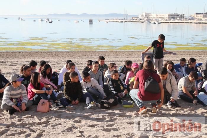 Un 'SOS' gigante para el Mar Menor formado por escolares en Villananitos