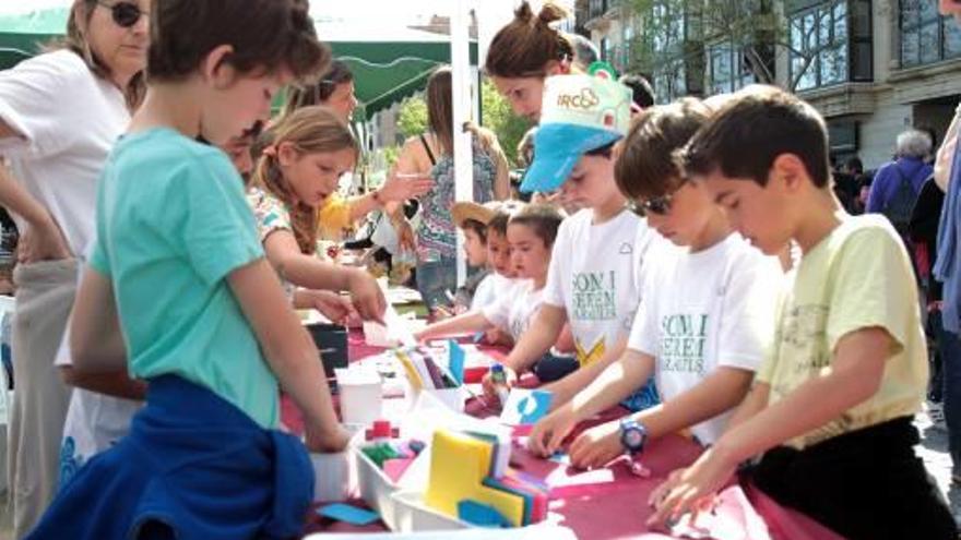 Els escolars realitzen un dels tallers de la Trobada de València de 2019.