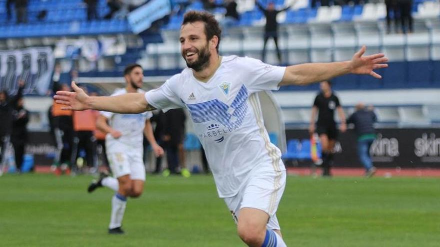 El excanterano malaguista Óscar García continúa con su extraordinaria racha goleadora en el Marbella FC.